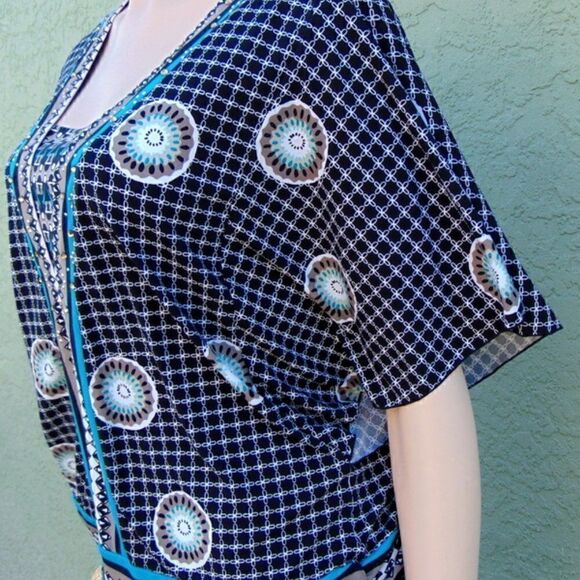 EUC JM COLLECTION Blue, Black & White Abstract Designed Short Sleeve Tunic - Picture 7 of 10